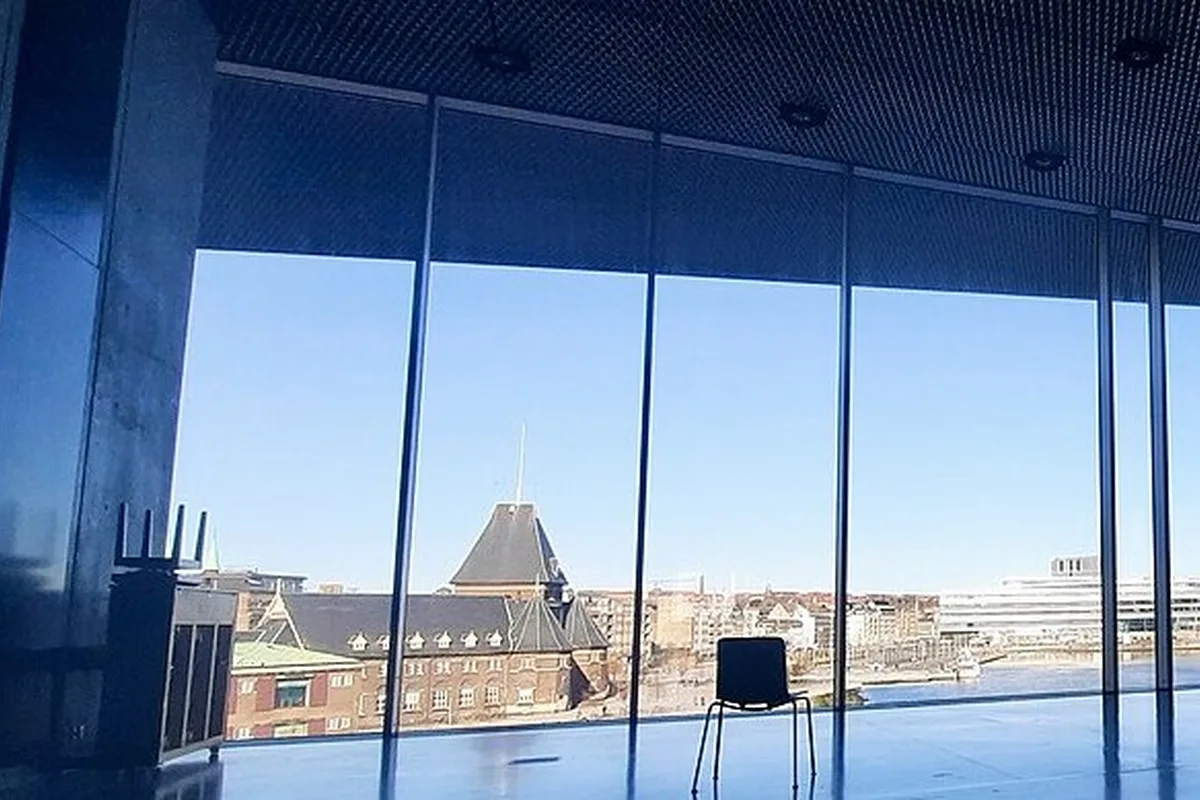Leeres Fenster mit Tageslicht ohne Personen
